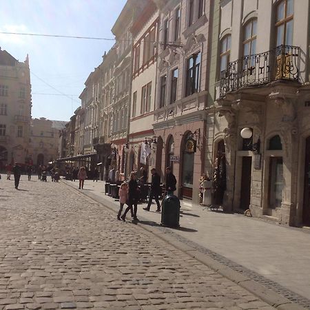 Apartments On Plocsha Rynok 40 Lviv Exteriör bild