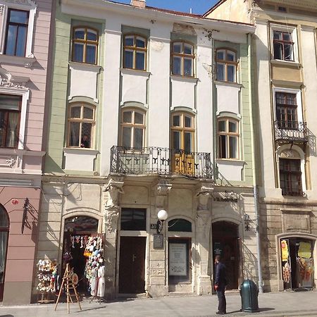 Apartments On Plocsha Rynok 40 Lviv Exteriör bild