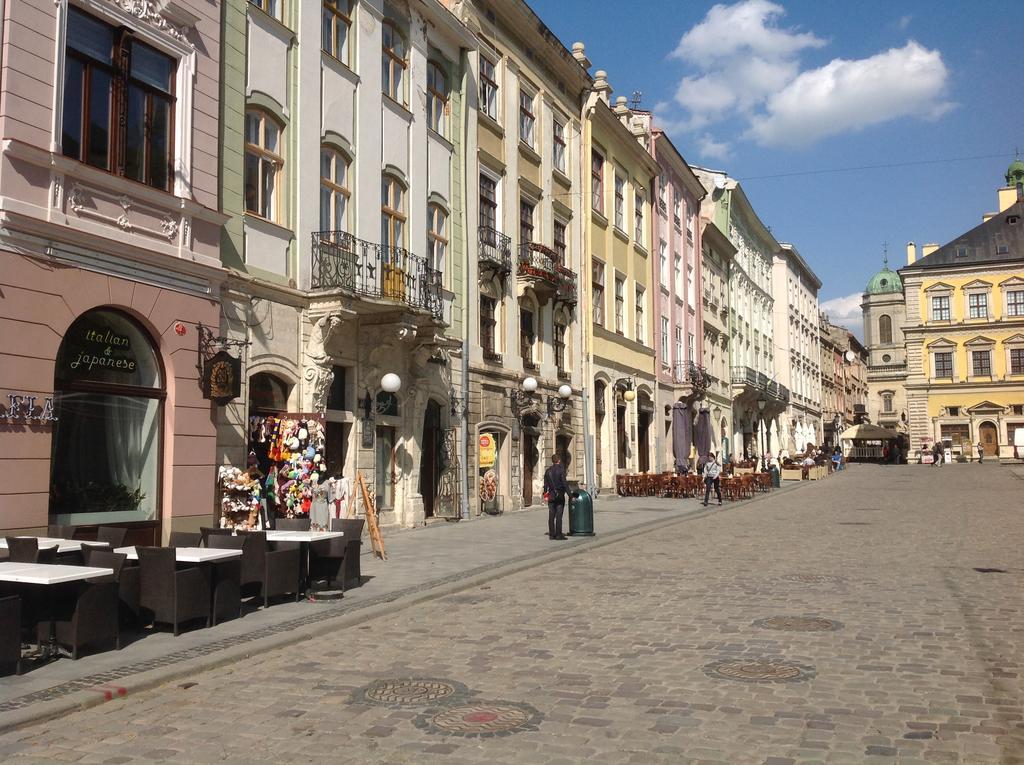 Apartments On Plocsha Rynok 40 Lviv Exteriör bild