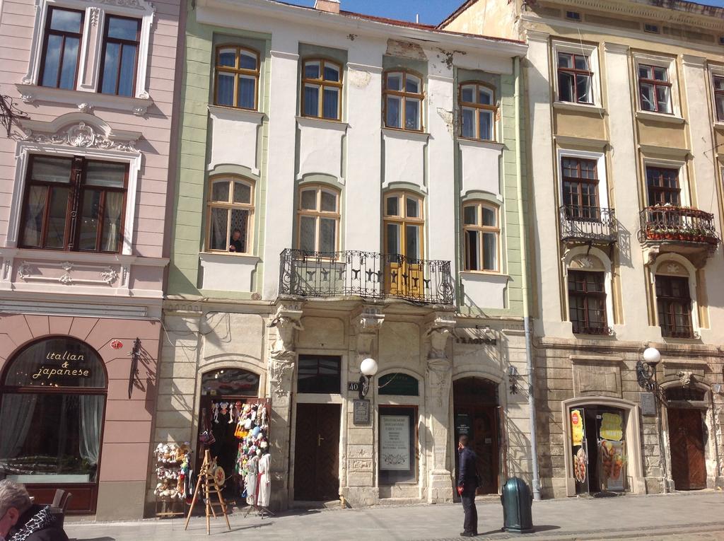 Apartments On Plocsha Rynok 40 Lviv Exteriör bild